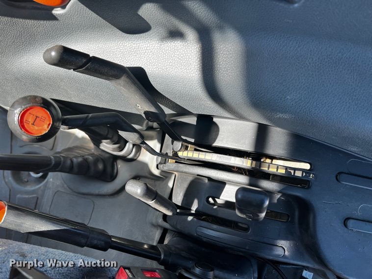 image for item JH9342 2007 New Holland TL100A  MFWD tractor