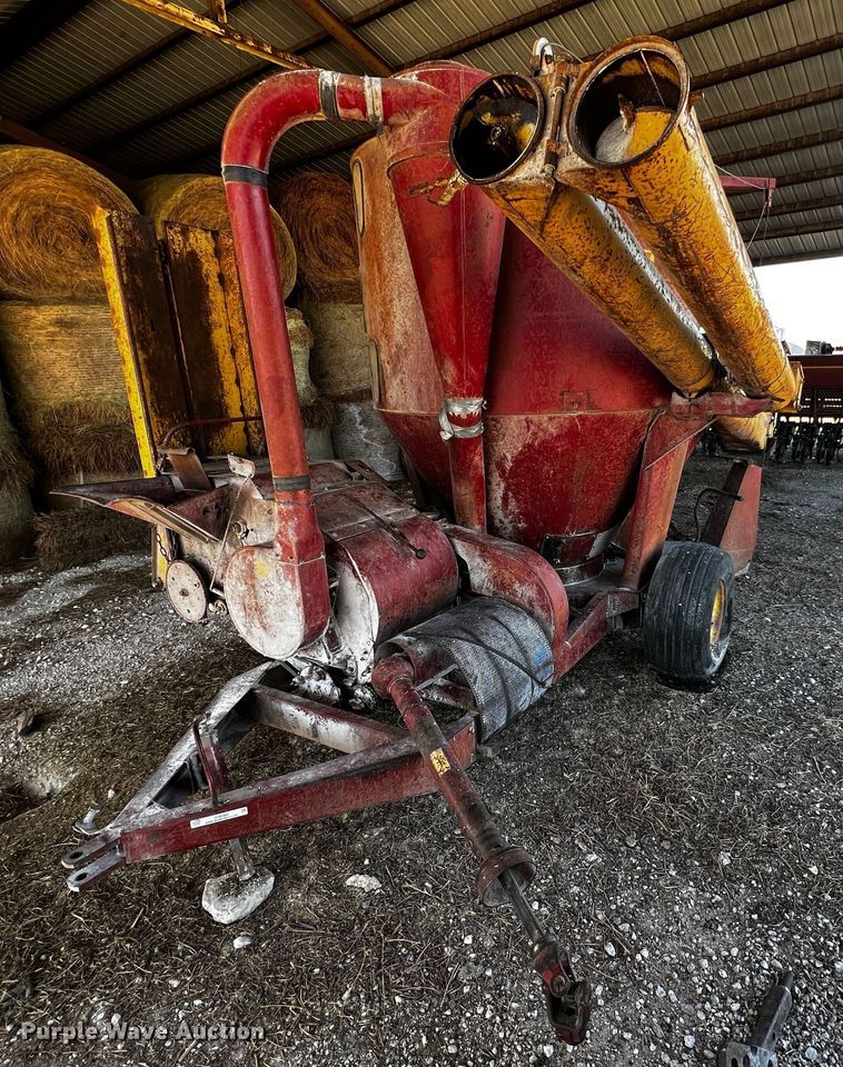 image for item JH9380 New Holland 357  feed grinder/mixer