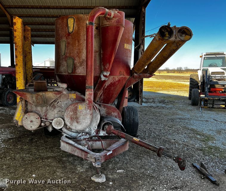 image for item JH9380 New Holland 357  feed grinder/mixer