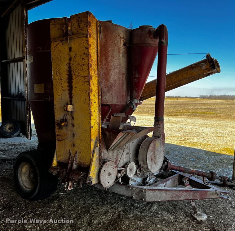 image for item JH9380 New Holland 357  feed grinder/mixer