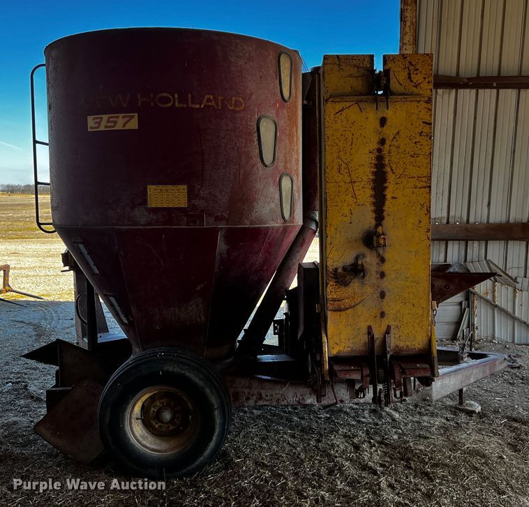 image for item JH9380 New Holland 357  feed grinder/mixer