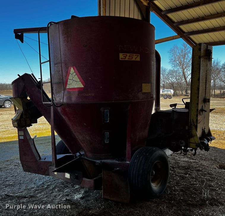image for item JH9380 New Holland 357  feed grinder/mixer