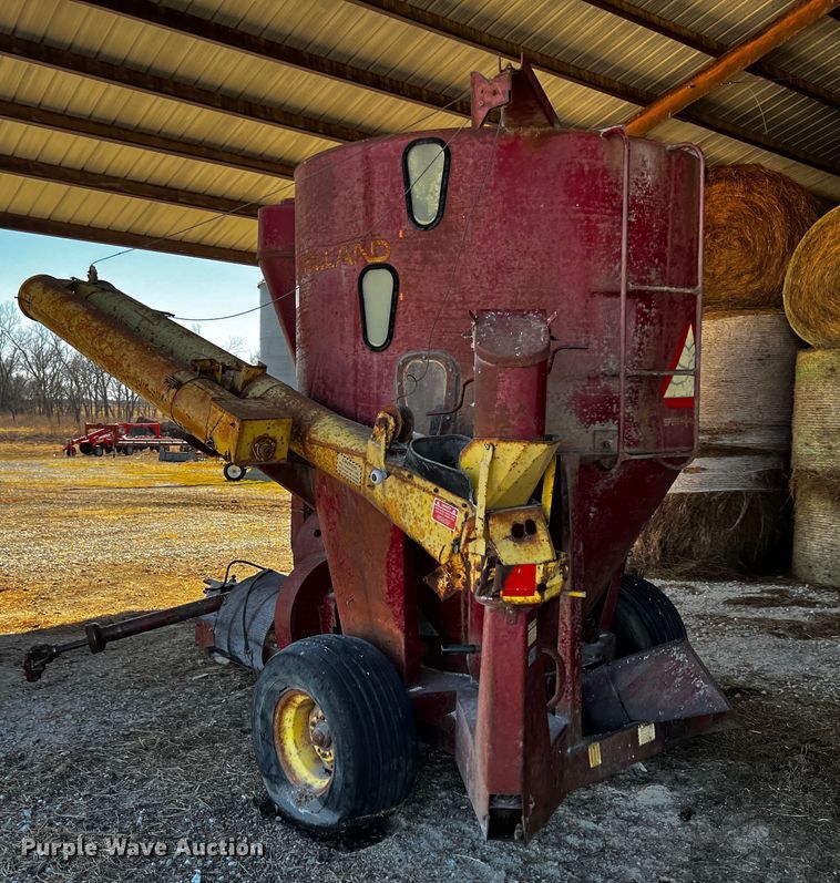 image for item JH9380 New Holland 357  feed grinder/mixer