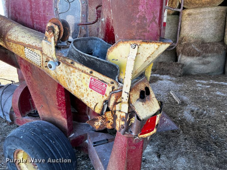 image for item JH9380 New Holland 357  feed grinder/mixer