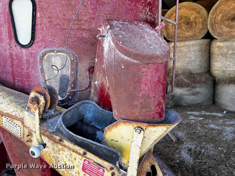 image for item JH9380 New Holland 357  feed grinder/mixer