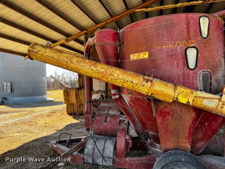 image for item JH9380 New Holland 357  feed grinder/mixer