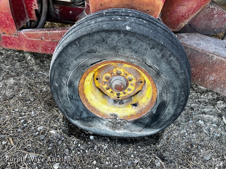 image for item JH9380 New Holland 357  feed grinder/mixer