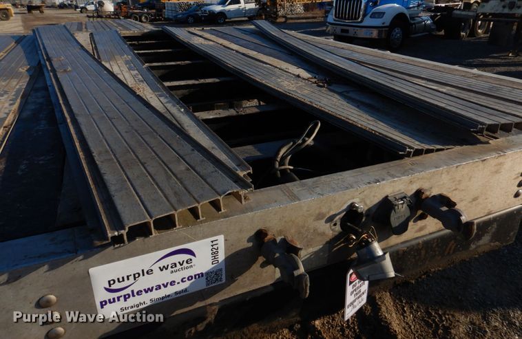 image for item DH8211 2005 Transcraft D-Eagle W2  drop deck trailer