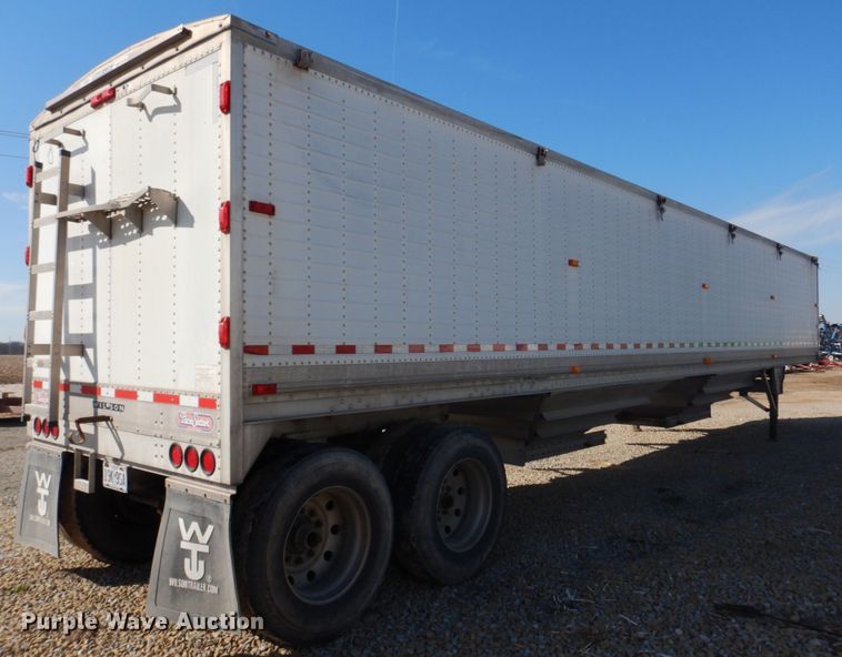 image for item DH8217 2000 Wilson DWH-400 Pace Setter  grain trailer