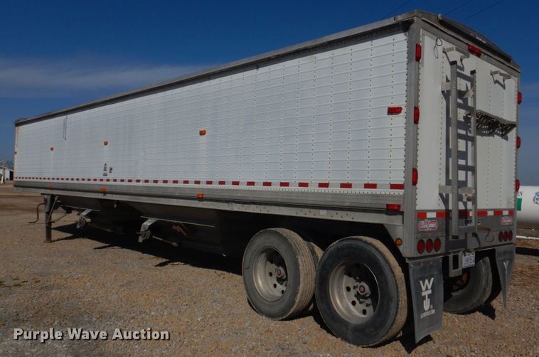image for item DH8217 2000 Wilson DWH-400 Pace Setter  grain trailer