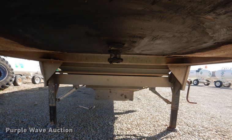 image for item DH8217 2000 Wilson DWH-400 Pace Setter  grain trailer