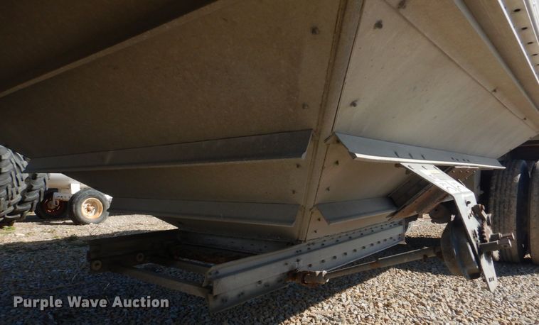 image for item DH8217 2000 Wilson DWH-400 Pace Setter  grain trailer