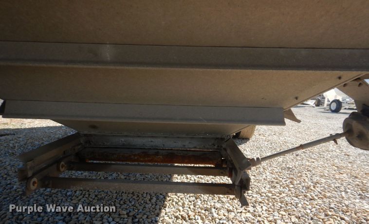 image for item DH8217 2000 Wilson DWH-400 Pace Setter  grain trailer