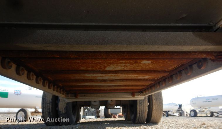 image for item DH8217 2000 Wilson DWH-400 Pace Setter  grain trailer