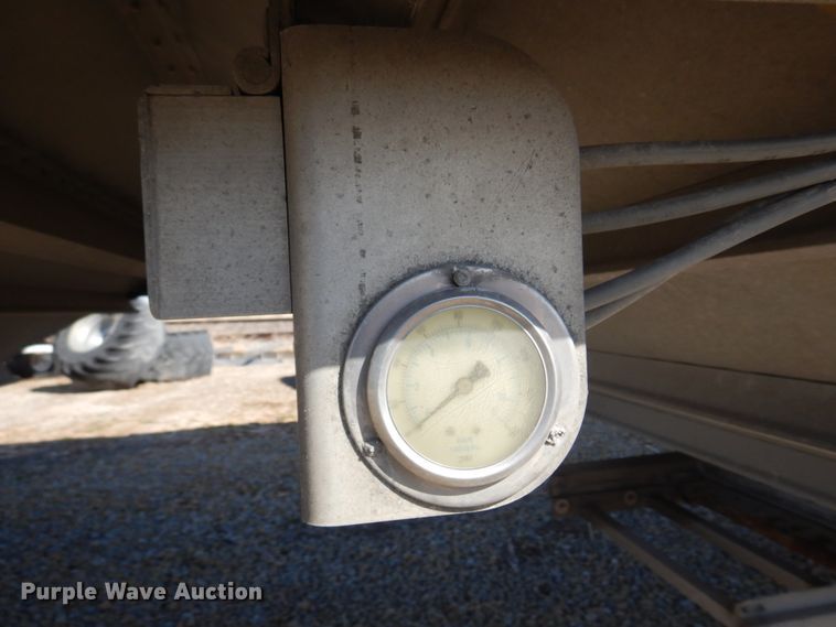 image for item DH8217 2000 Wilson DWH-400 Pace Setter  grain trailer