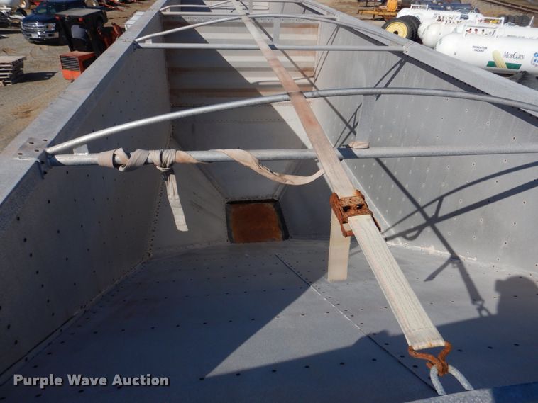 image for item DH8217 2000 Wilson DWH-400 Pace Setter  grain trailer