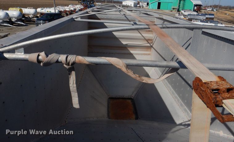 image for item DH8217 2000 Wilson DWH-400 Pace Setter  grain trailer