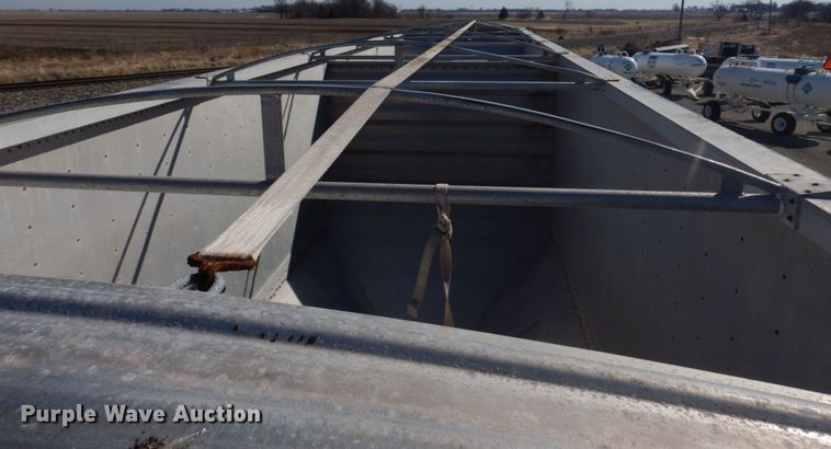 image for item DH8217 2000 Wilson DWH-400 Pace Setter  grain trailer