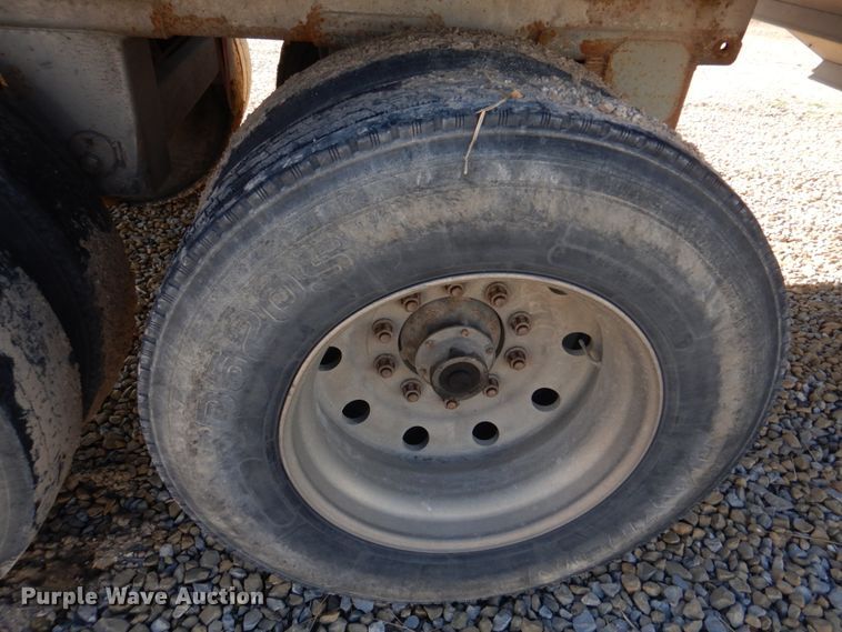 image for item DH8217 2000 Wilson DWH-400 Pace Setter  grain trailer