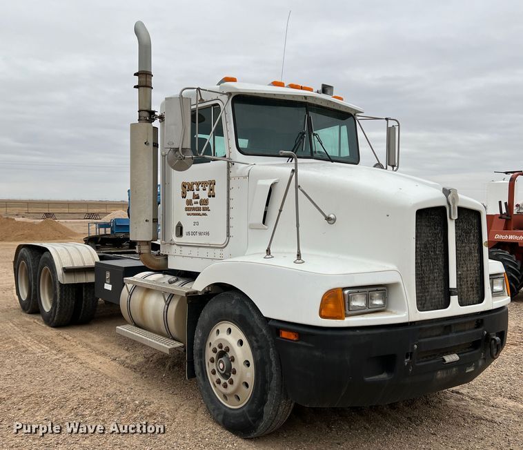 image for item DJ7616 1993 Kenworth T400  semi truck