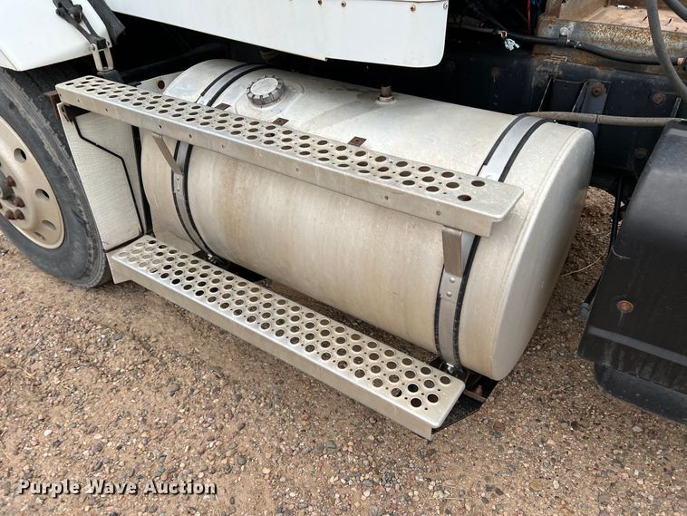 image for item DJ7616 1993 Kenworth T400  semi truck