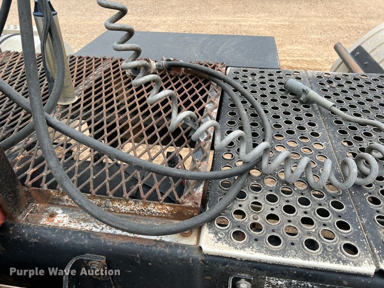 image for item DJ7616 1993 Kenworth T400  semi truck