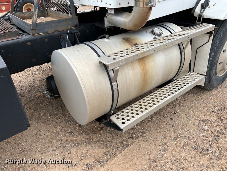 image for item DJ7616 1993 Kenworth T400  semi truck