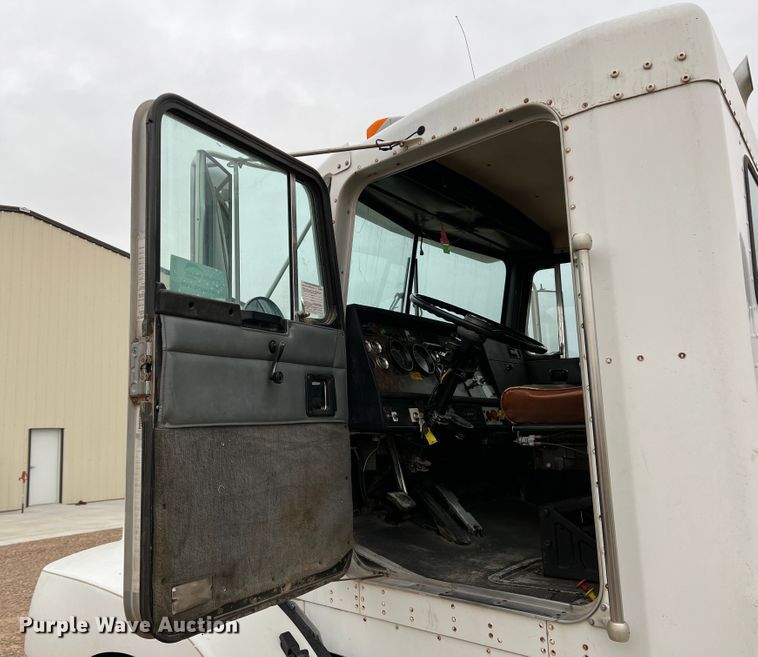 image for item DJ7616 1993 Kenworth T400  semi truck