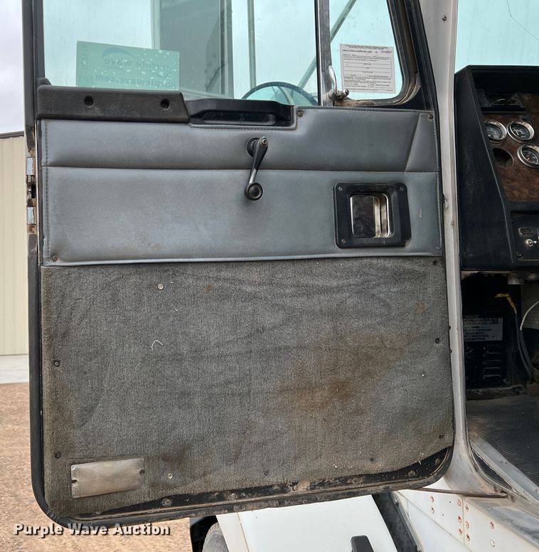 image for item DJ7616 1993 Kenworth T400  semi truck