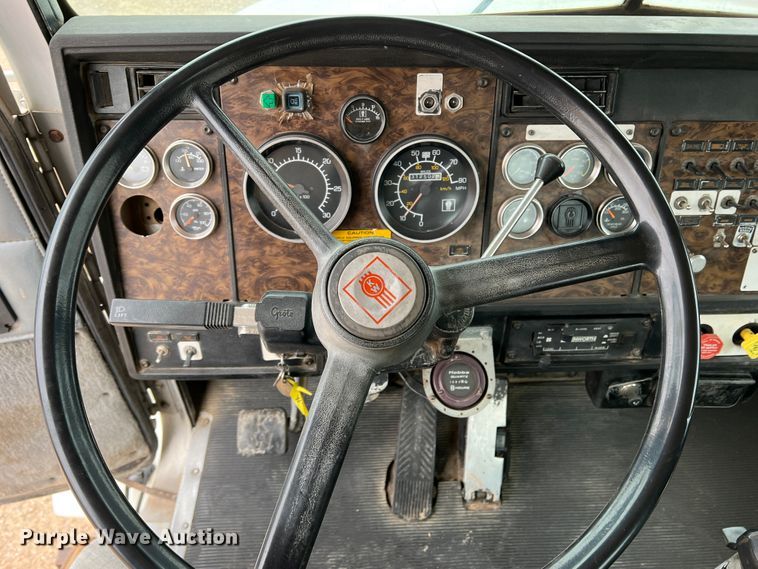 image for item DJ7616 1993 Kenworth T400  semi truck