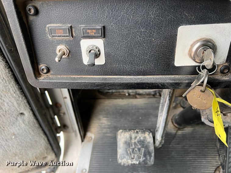 image for item DJ7616 1993 Kenworth T400  semi truck