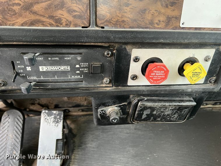 image for item DJ7616 1993 Kenworth T400  semi truck