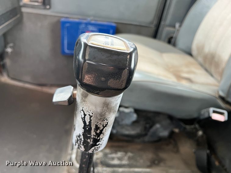 image for item DJ7616 1993 Kenworth T400  semi truck