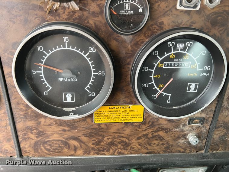 image for item DJ7616 1993 Kenworth T400  semi truck