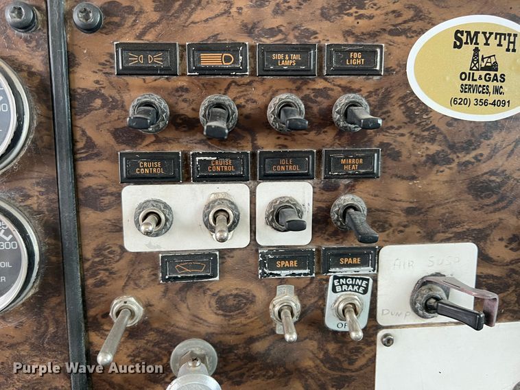 image for item DJ7616 1993 Kenworth T400  semi truck