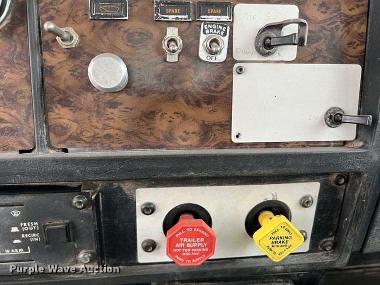 image for item DJ7616 1993 Kenworth T400  semi truck