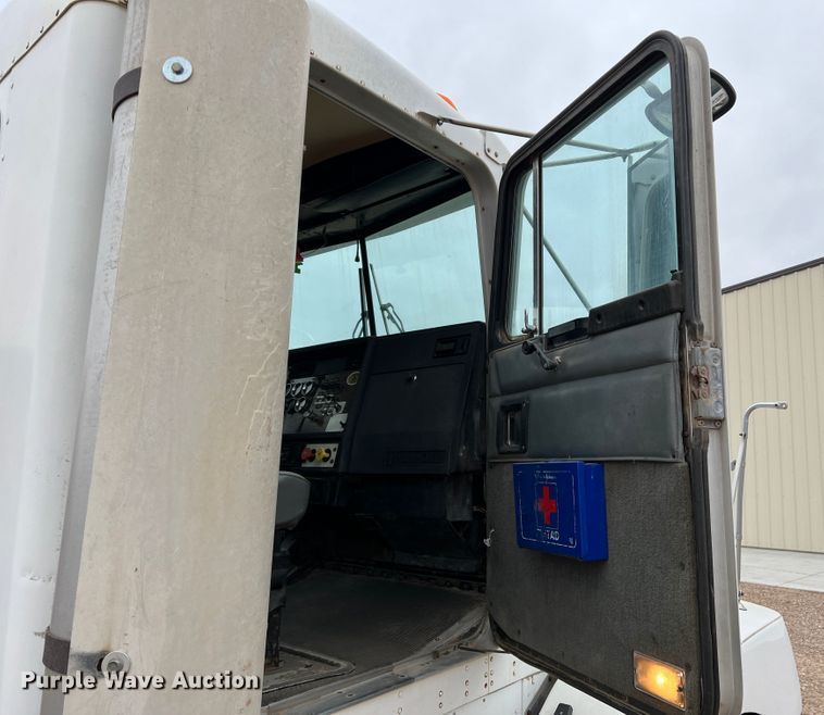 image for item DJ7616 1993 Kenworth T400  semi truck