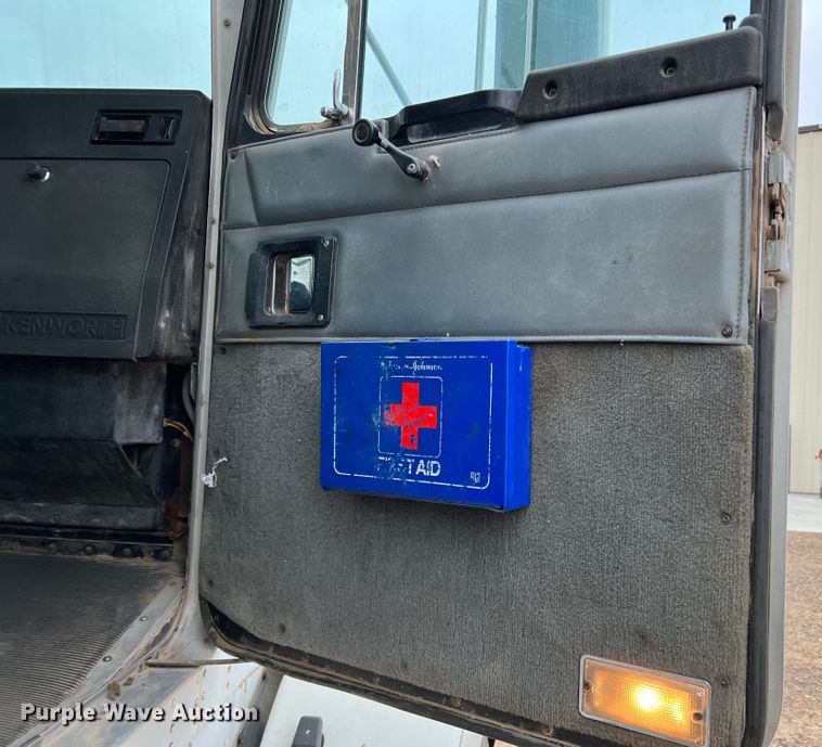 image for item DJ7616 1993 Kenworth T400  semi truck