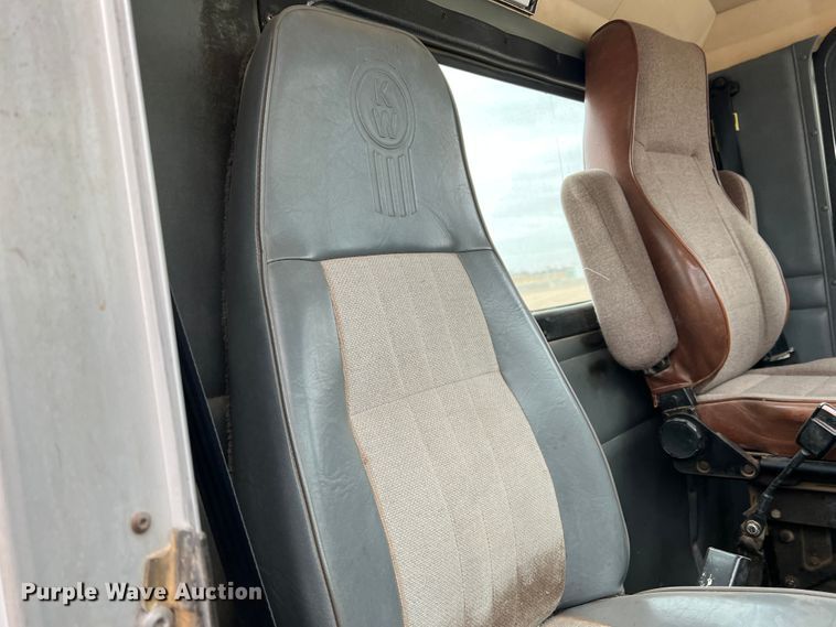 image for item DJ7616 1993 Kenworth T400  semi truck