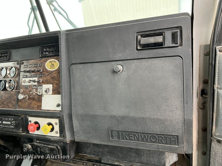 image for item DJ7616 1993 Kenworth T400  semi truck