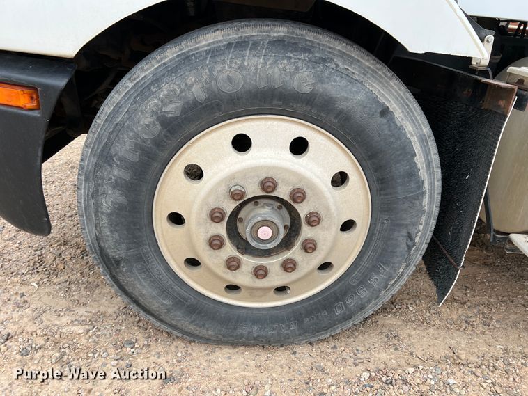 image for item DJ7616 1993 Kenworth T400  semi truck