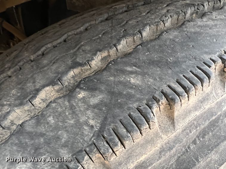 image for item DJ7616 1993 Kenworth T400  semi truck