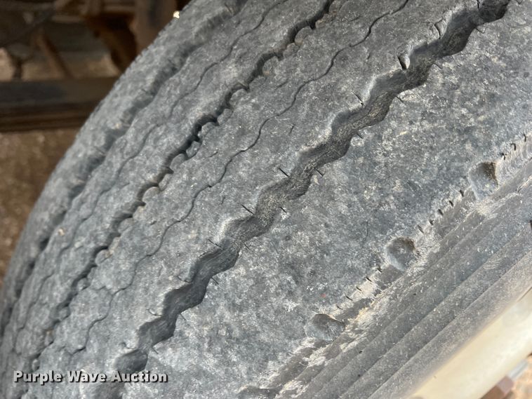 image for item DJ7616 1993 Kenworth T400  semi truck