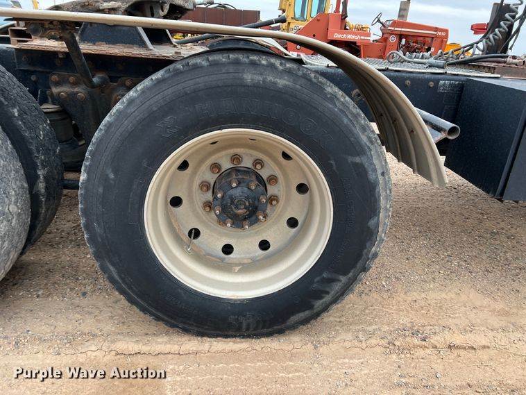 image for item DJ7616 1993 Kenworth T400  semi truck