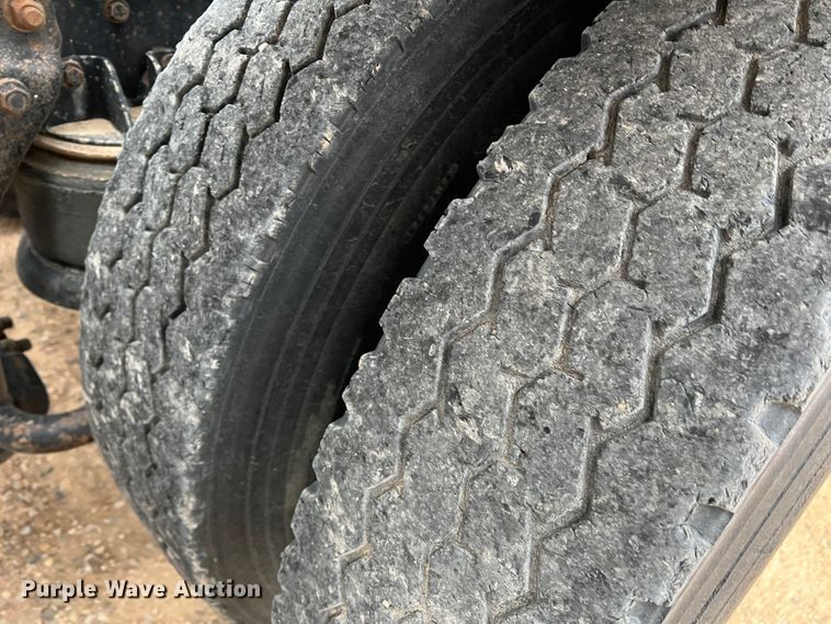 image for item DJ7616 1993 Kenworth T400  semi truck