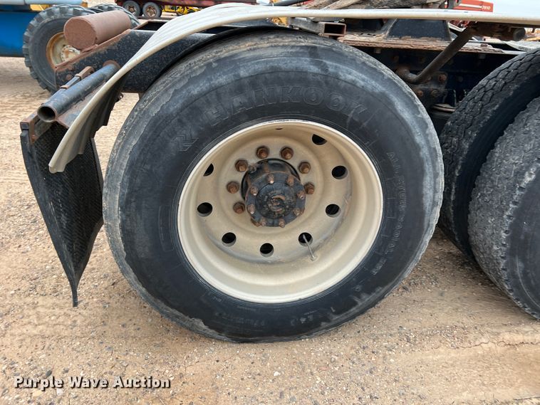 image for item DJ7616 1993 Kenworth T400  semi truck