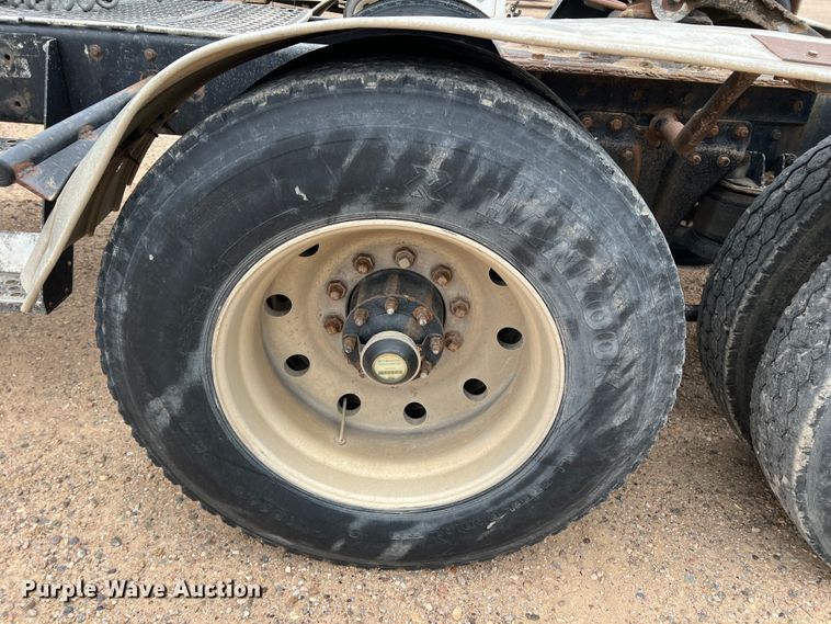 image for item DJ7616 1993 Kenworth T400  semi truck