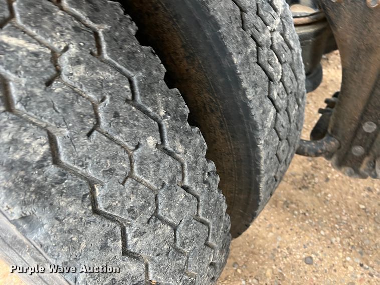 image for item DJ7616 1993 Kenworth T400  semi truck