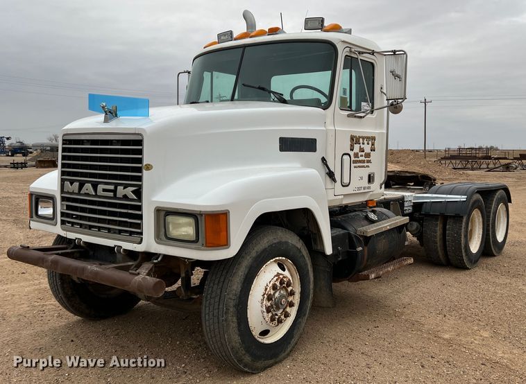 image for item DJ7617 1990 Mack CH613  semi truck