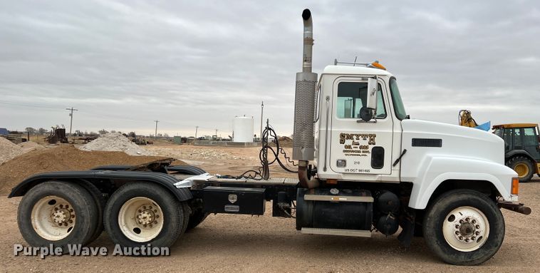 image for item DJ7617 1990 Mack CH613  semi truck